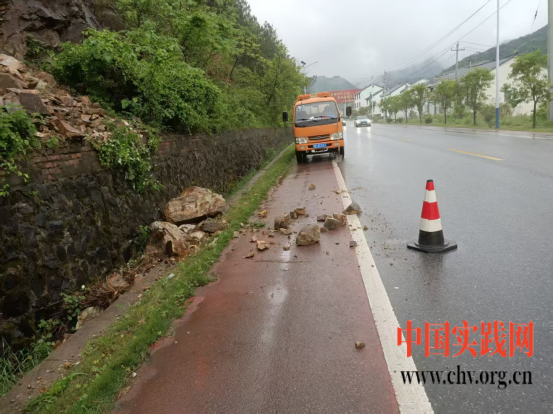【暴雨抢险 双线作战】保障国省干线与景区道路安全