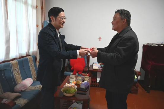 江西上饶：广信区总工会开展慰问老干部活动