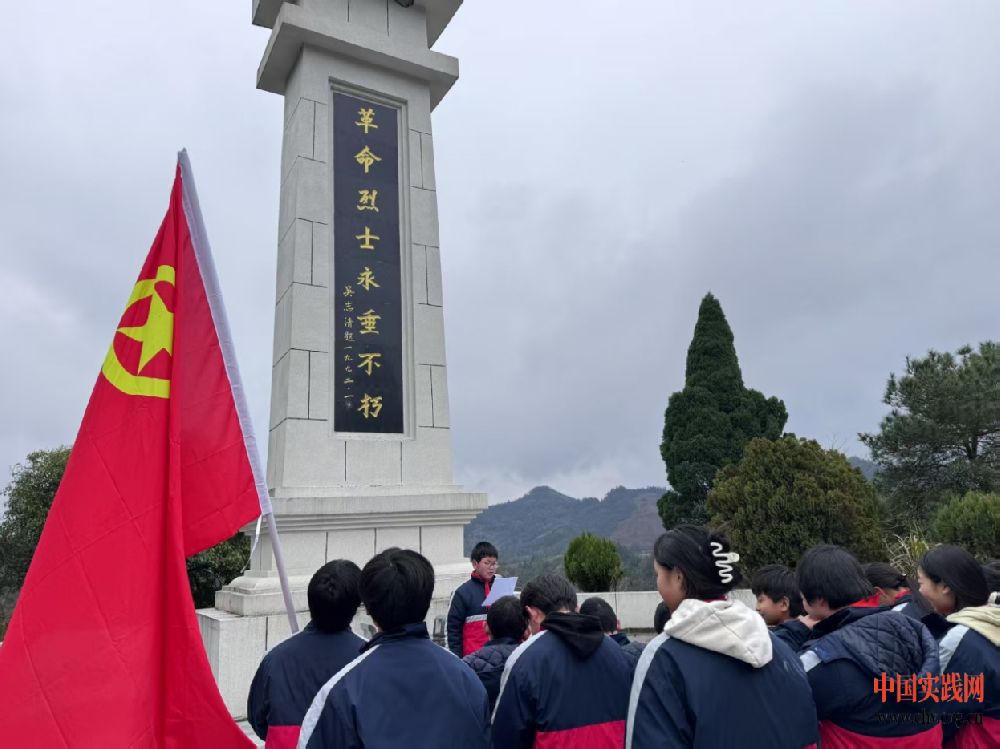 宜春市袁州区天台山学校开展“慰先烈，敬英雄”清明祭扫活动