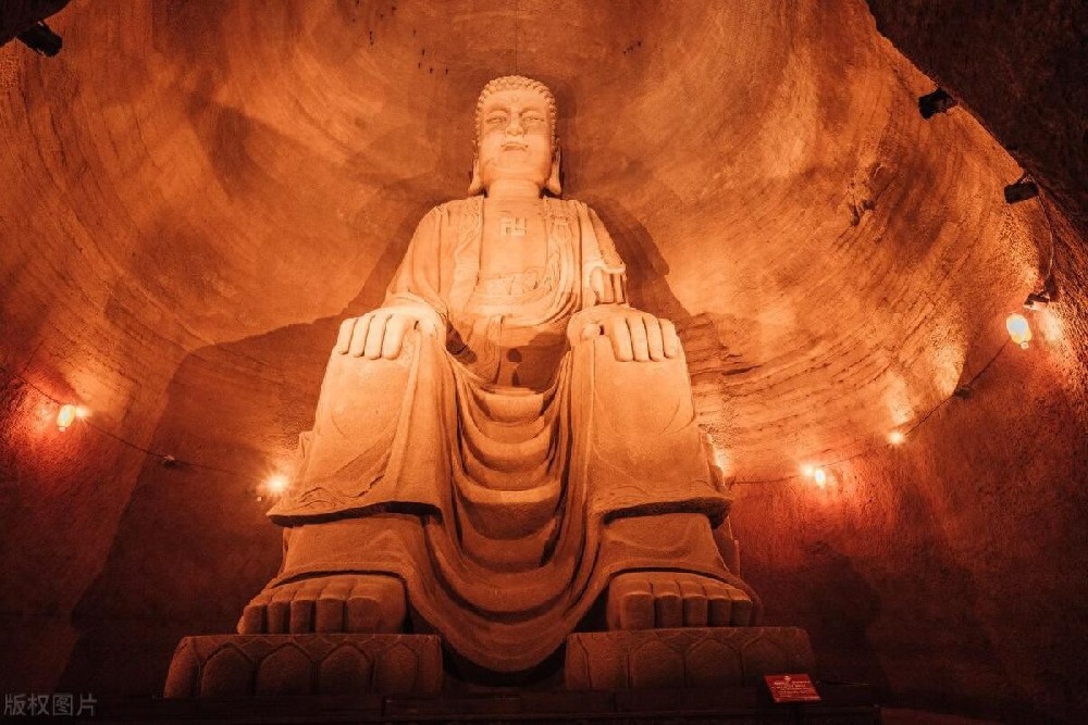 聚焦东方佛都热门景点：世界最大的“活态”洞中坐佛