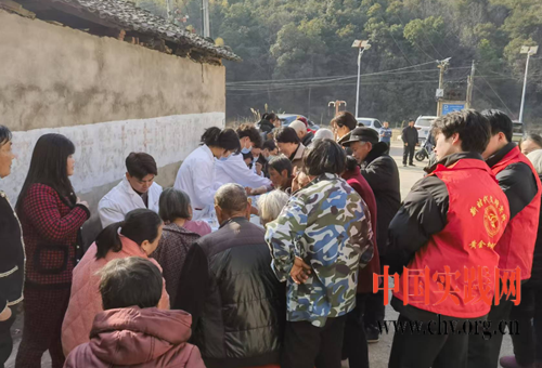 余干县黄金埠镇：送医入户  情牵老人健康