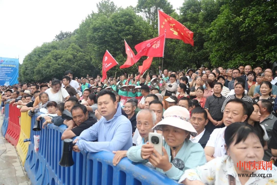 观众翘首以待冠军的诞生.jpg