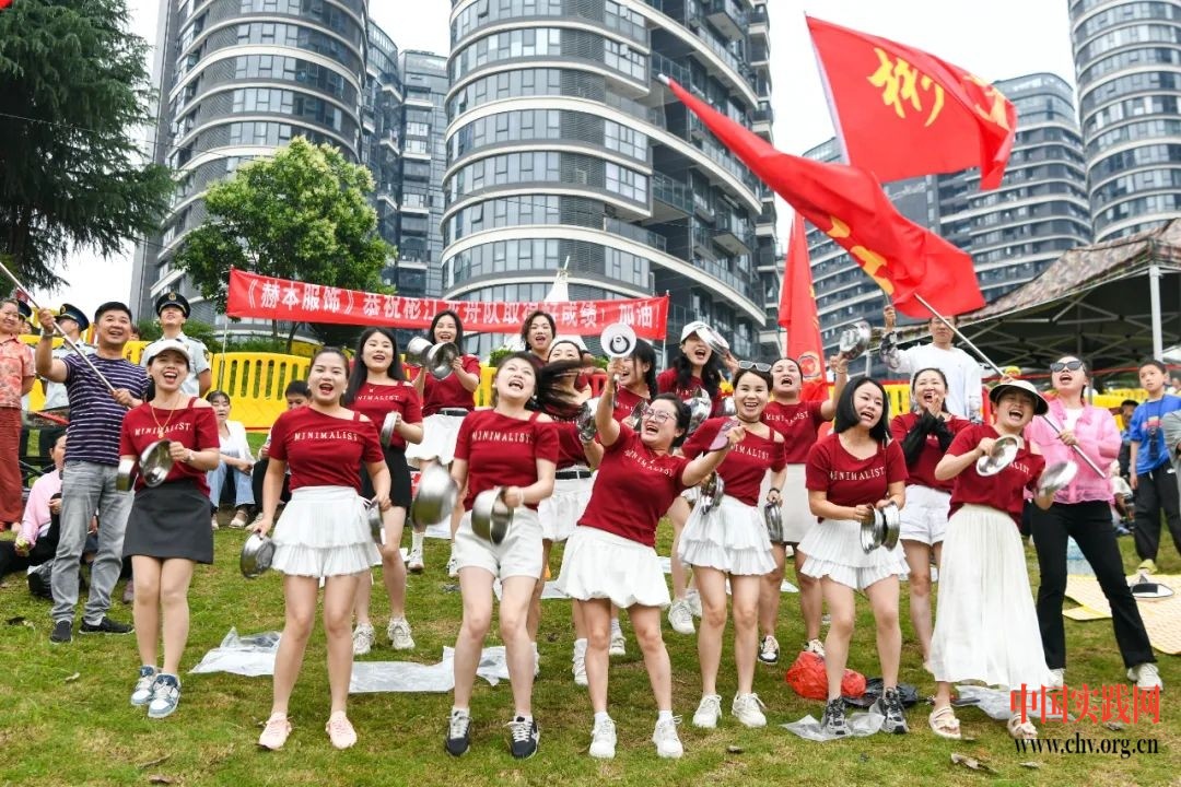 啦啦队的美女很激动.jpg