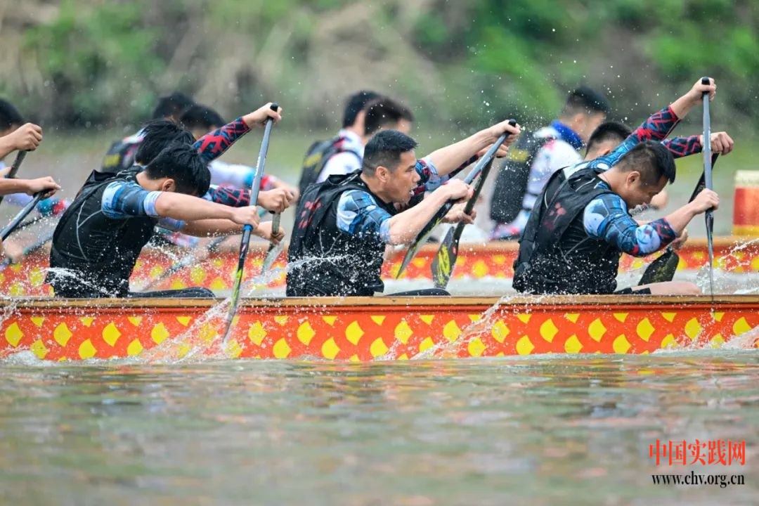 赛手们奋力拼搏的样子很威风.jpg