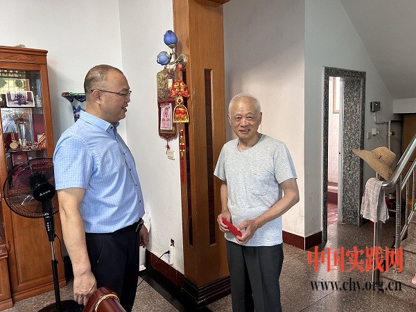 江西婺源公路中心党总支部开展“七一” 走访慰问活动