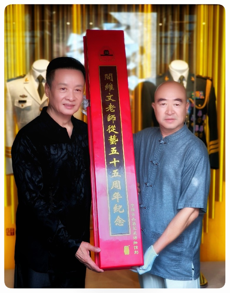 平遥古城非遗铸剑师淬炼 55 天 —— 军魂之剑赠阎维文先生颂