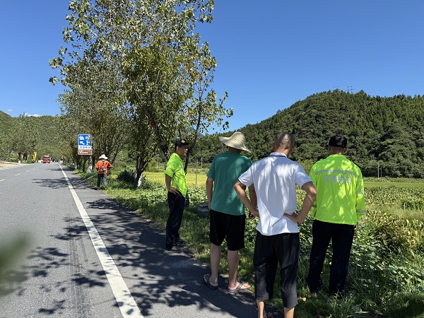 江西铅山公路中心联合开展路域环境整治，提升道路通行质量