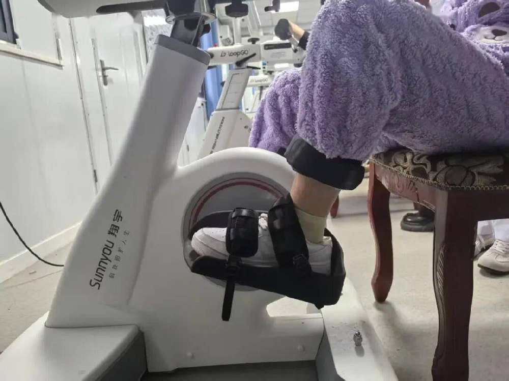 汝医现场：脑机接口助力瘫痪阿姨，抬腿动作精准达成