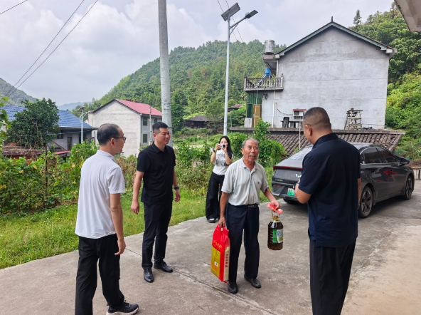 中国人寿财险鹰潭中支赴贵溪市文坊镇西窑村开展走访慰问
